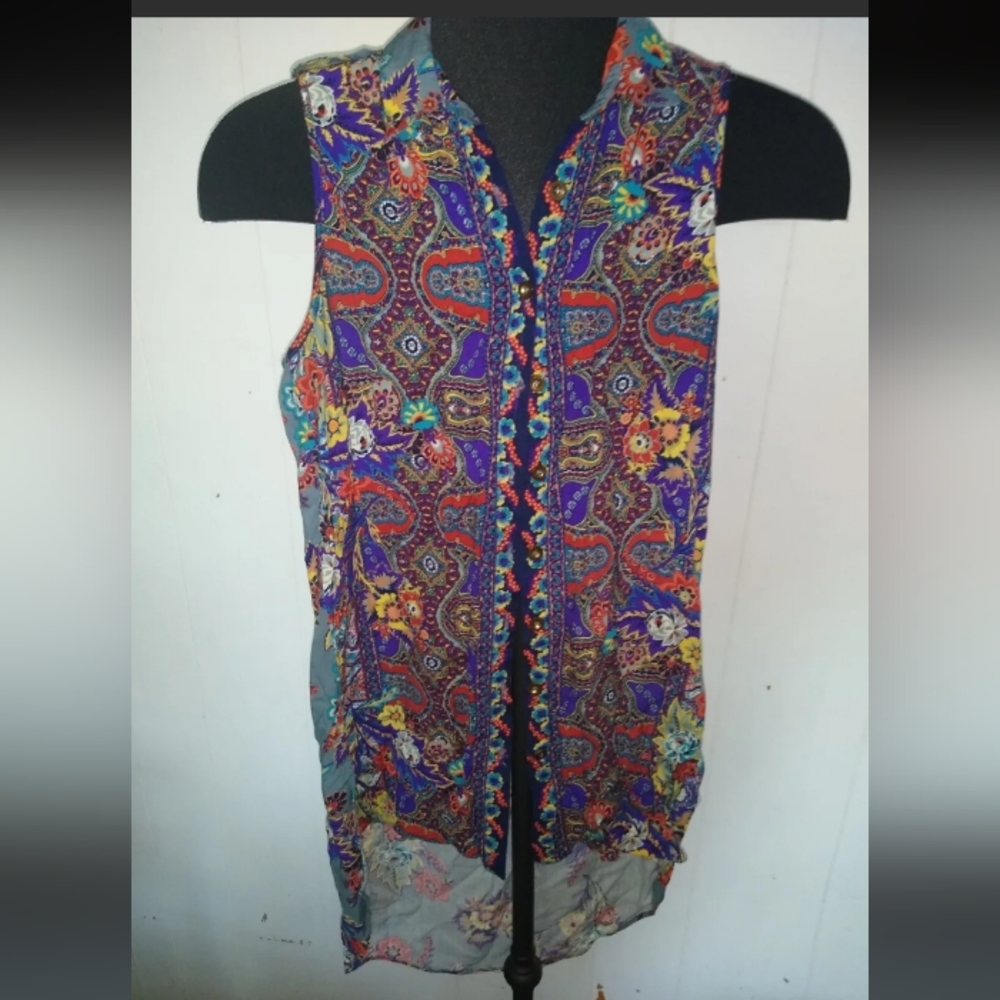 Hot & Delicious Paisley Sleeveless Top size Small
